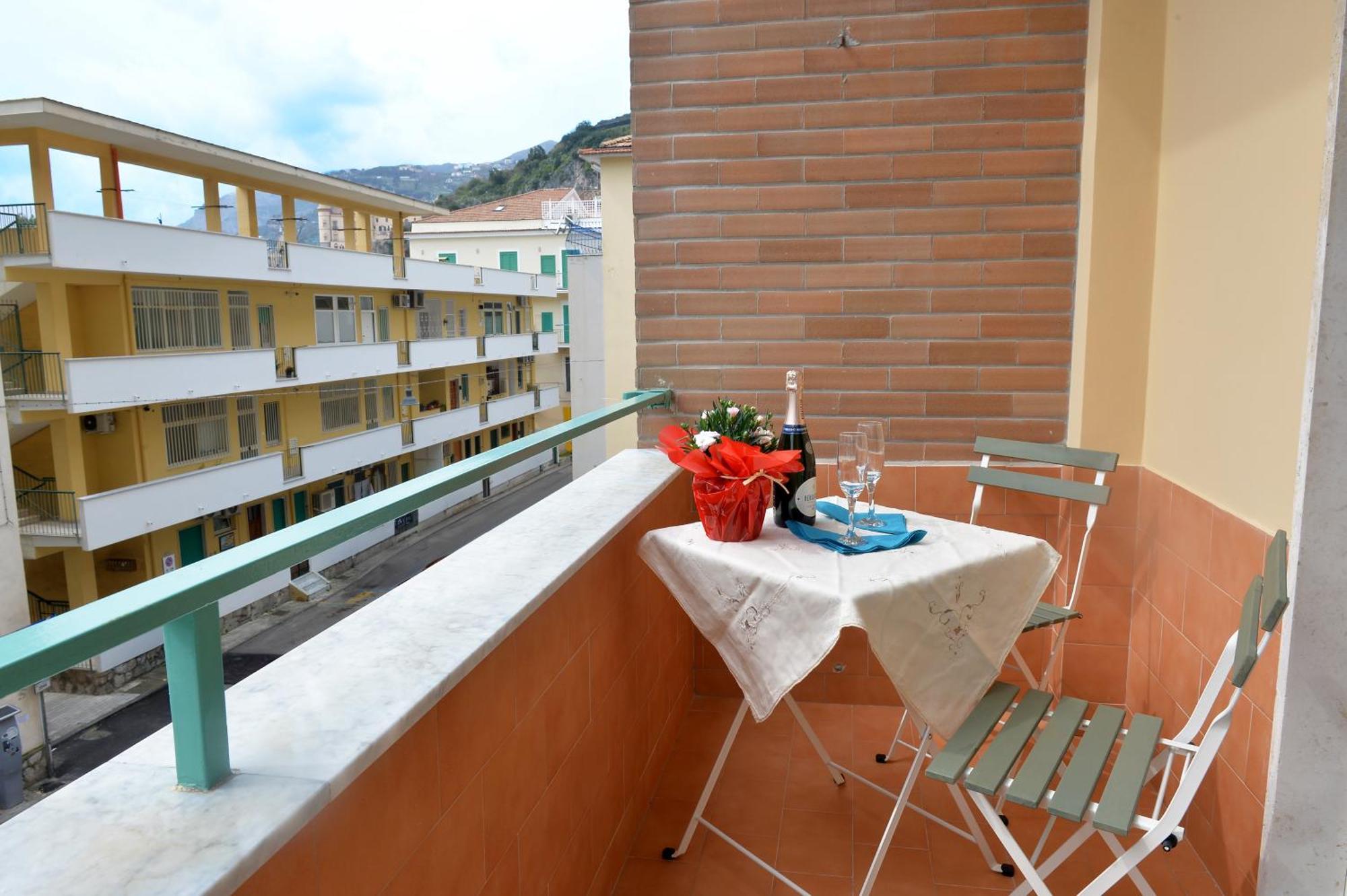 Charming Rooms Amalfi Coast Maiori Bagian luar foto