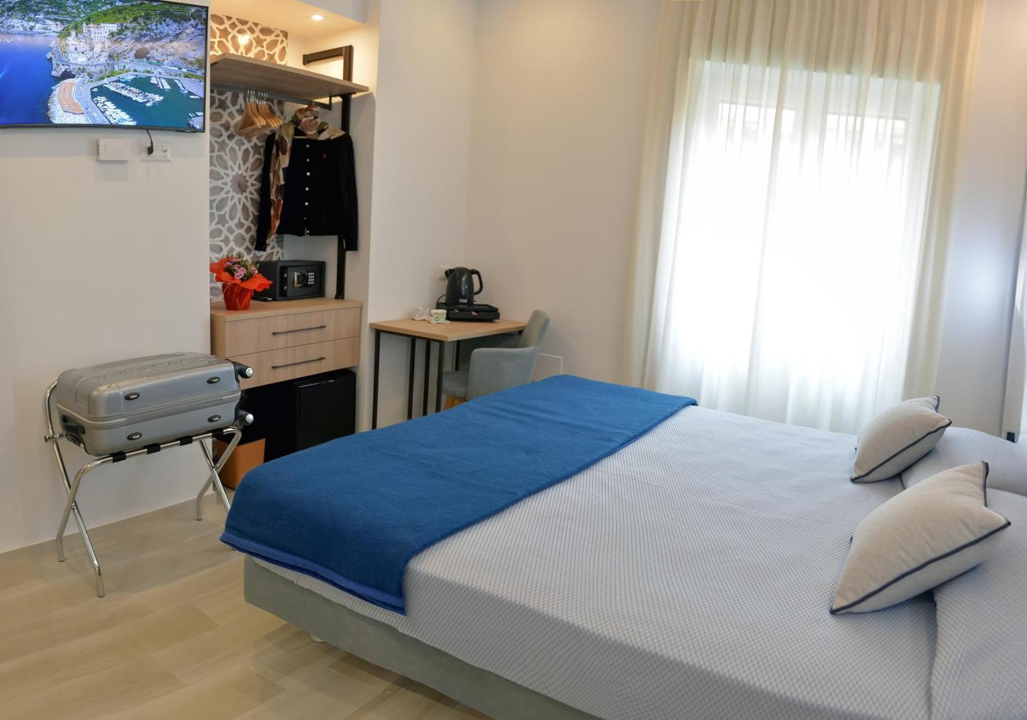 Charming Rooms Amalfi Coast Maiori Bagian luar foto