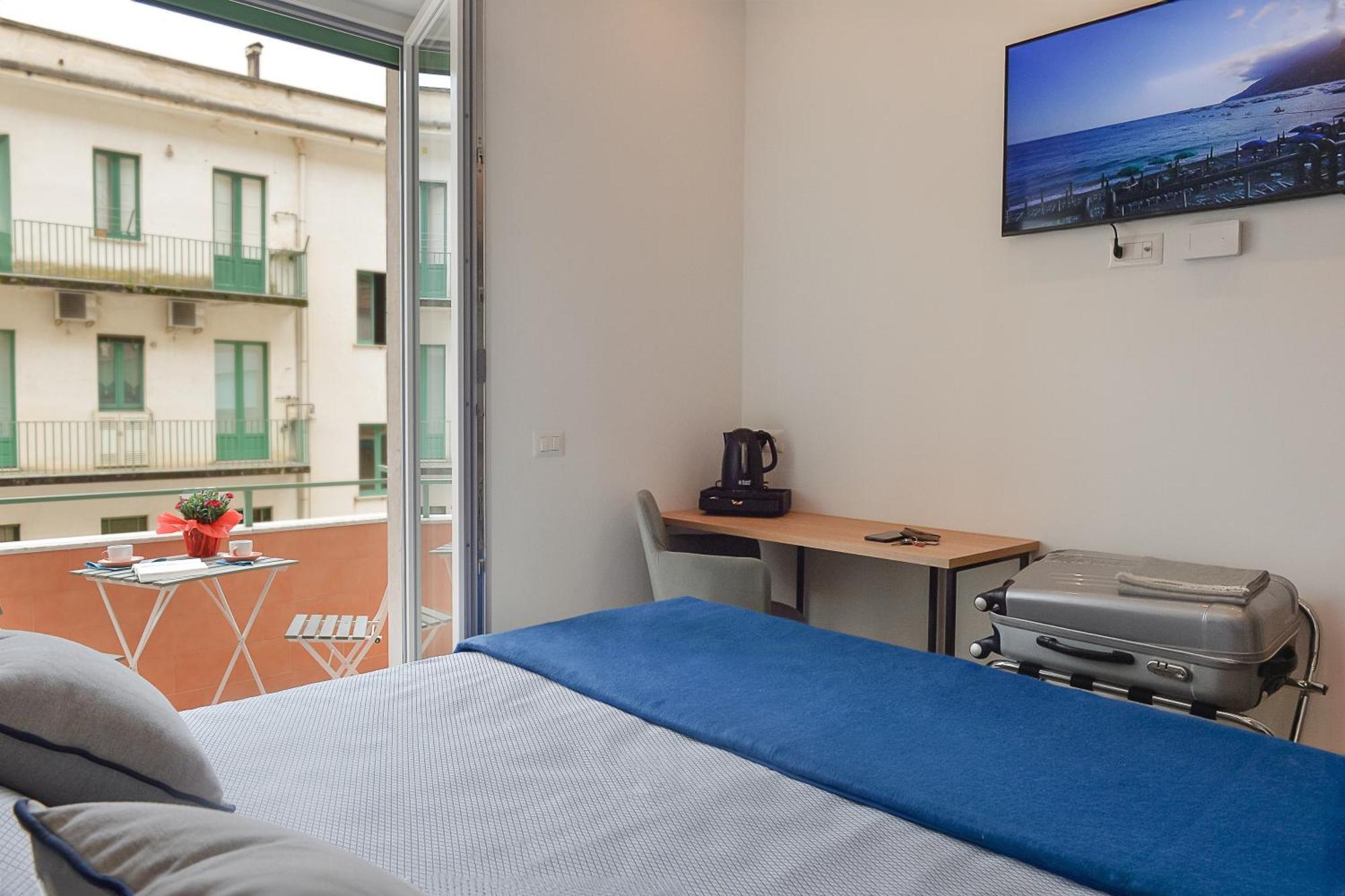 Charming Rooms Amalfi Coast Maiori Bagian luar foto