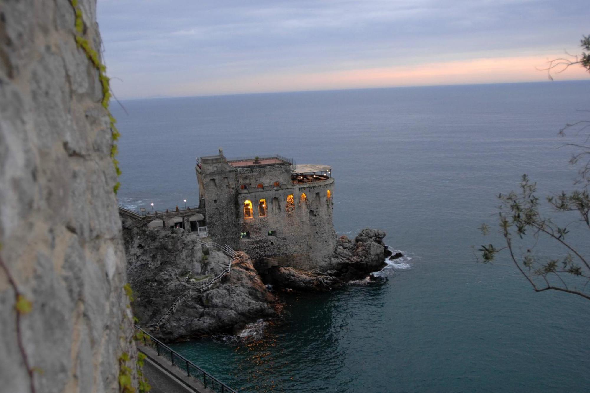 Charming Rooms Amalfi Coast Maiori Bagian luar foto