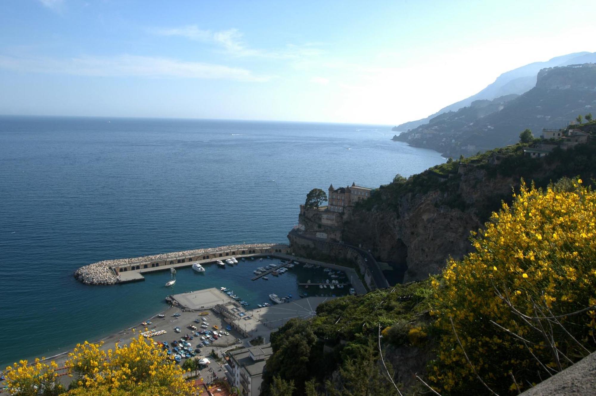 Charming Rooms Amalfi Coast Maiori Bagian luar foto