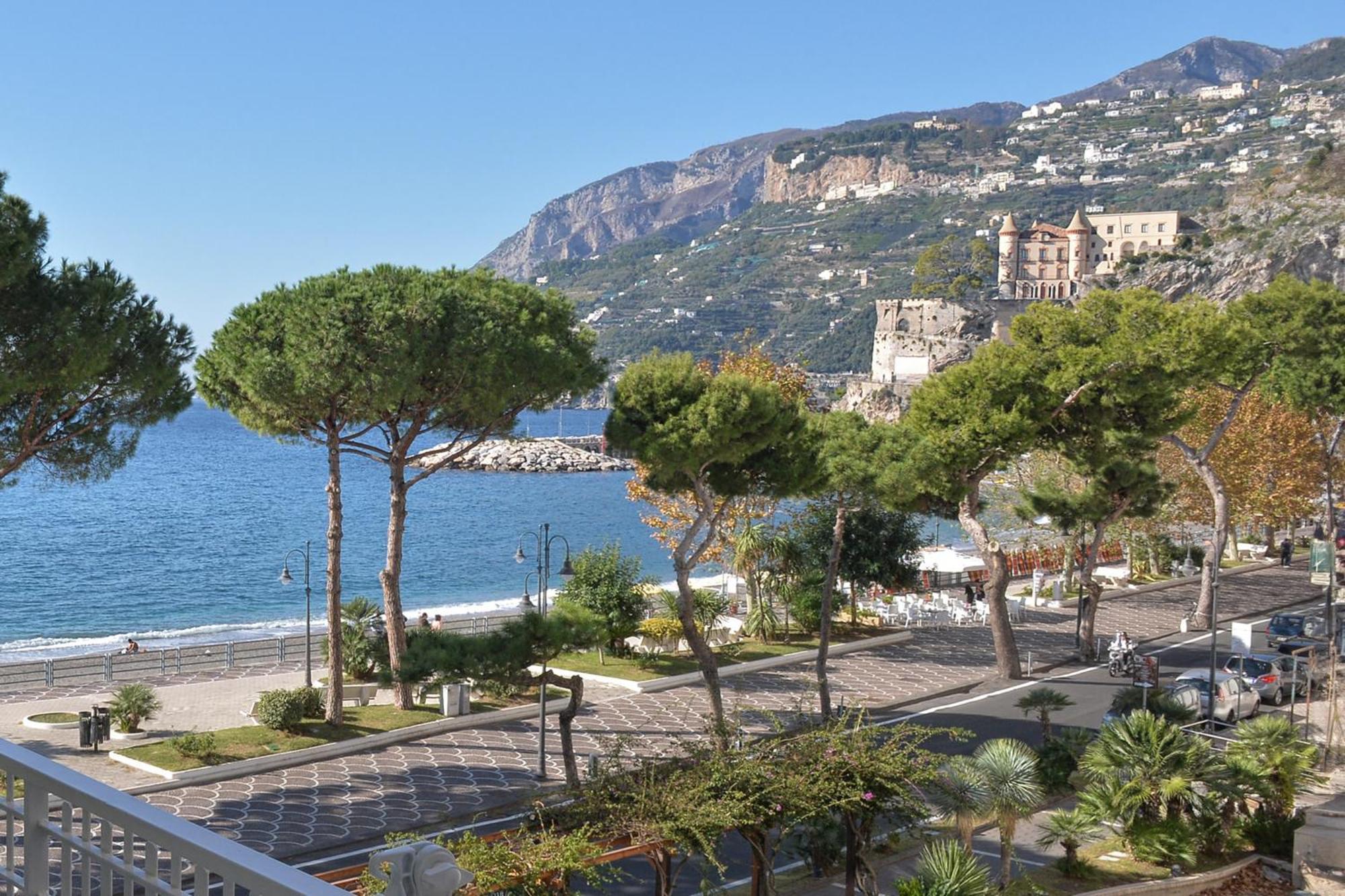 Charming Rooms Amalfi Coast Maiori Bagian luar foto